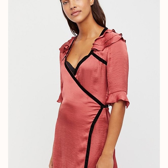 FOR LOVE AND LEMONS SATIN ROBE WITH ALLOVER BLACK VELVET TRIM SIZE S - Picture 1 of 8